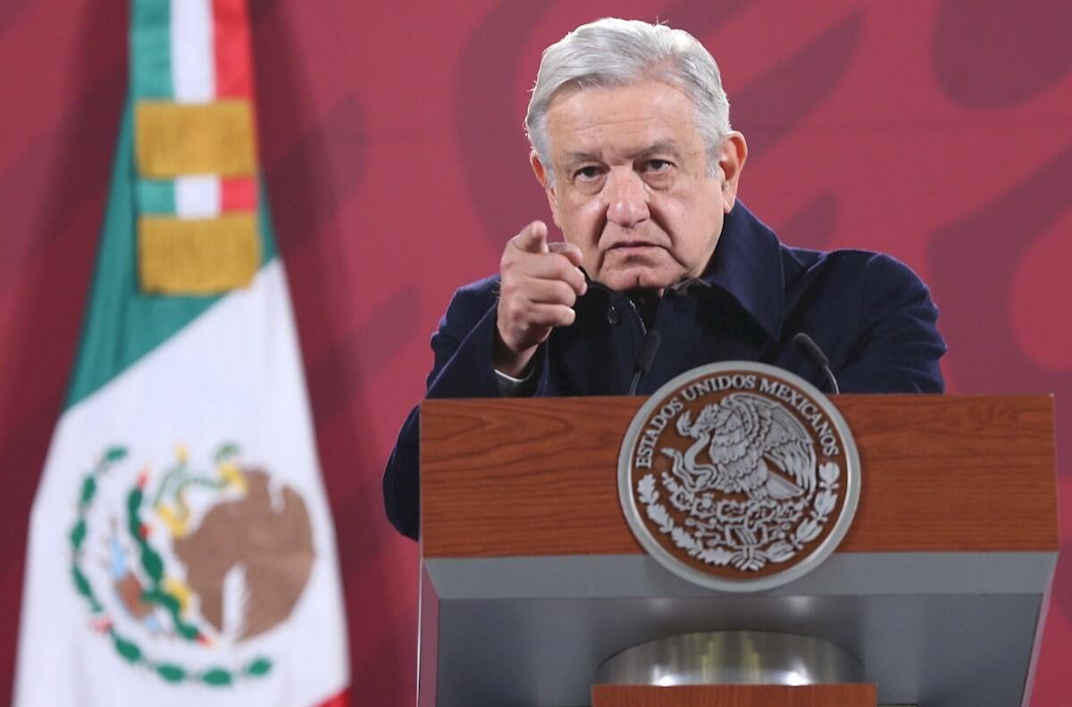 AMLO niega que pedir identificación y toma de fotos a vacunados sea con fines electorales