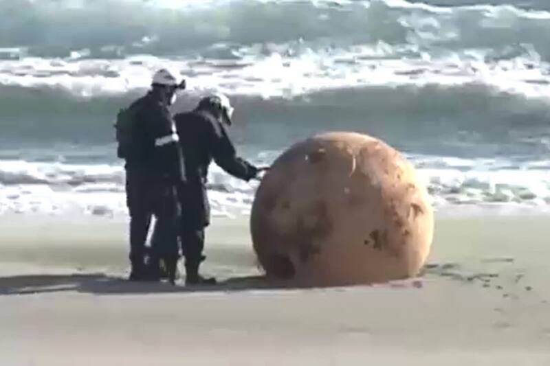 Misteriosa esfera gigante que apareció en un playa de Japón. Créditos: Captura de video.