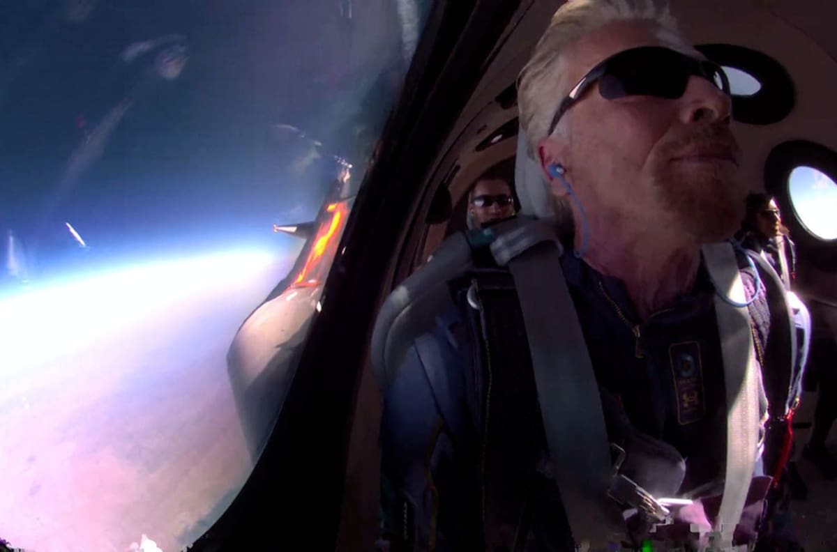 Richard Branson hace historia al ser el empresario que viajó al espacio