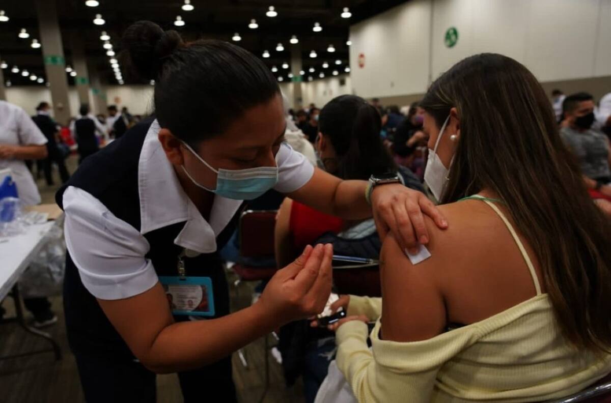 Anuncian vacunación de refuerzo para jóvenes de 18 a 29 años en la CDMX