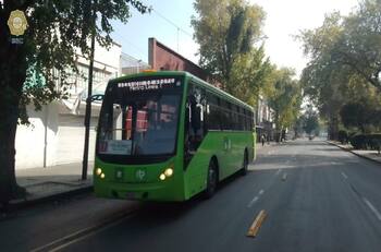 Choque de Unidad de Transporte Público con trailer en CDMX deja 10 heridos