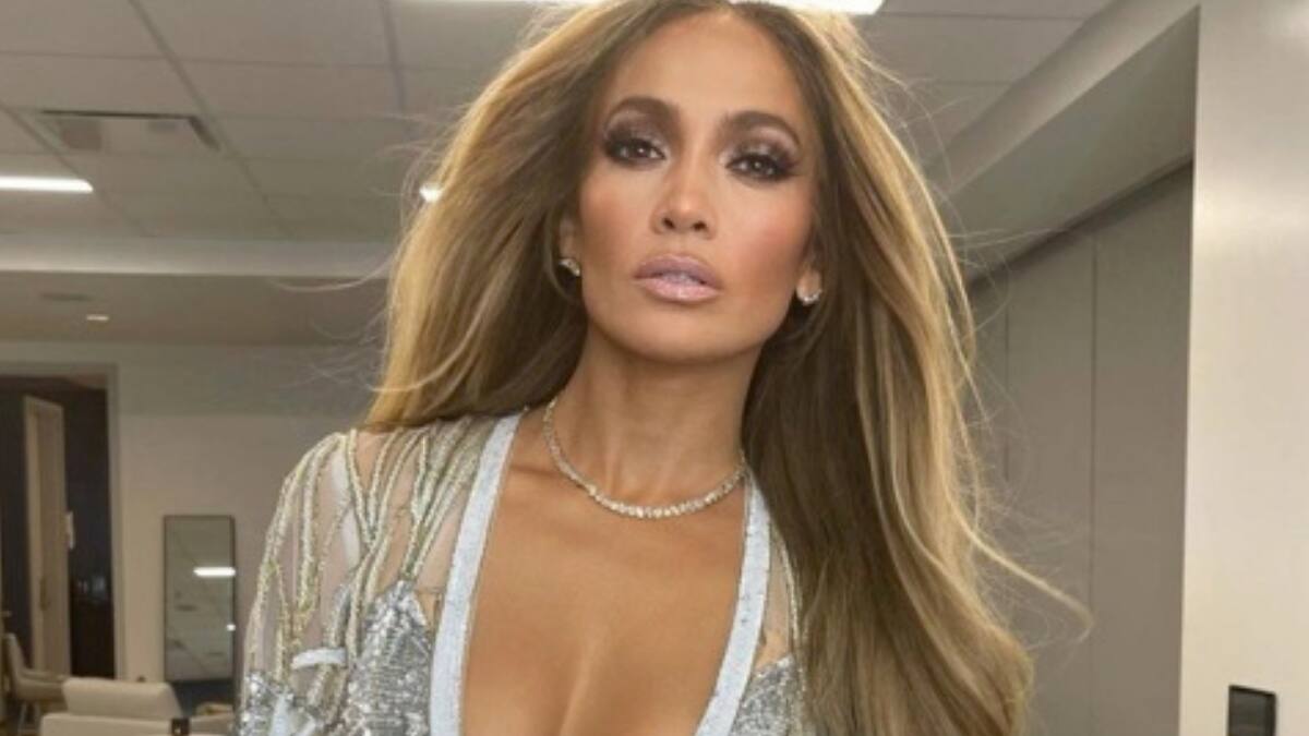 Jennifer Lopez hace honor y revive su look más icónico Versace