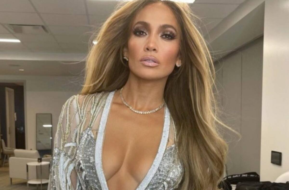 Jennifer Lopez hace honor y revive su look más icónico Versace
