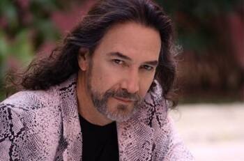 Marco Antonio Solis "El Buki" aparece en bata de baño y causa sensación a sus 61 años