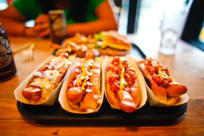 Un estudio reveló que comer hotdogs reduce hasta 36 minutos de vida saludable.