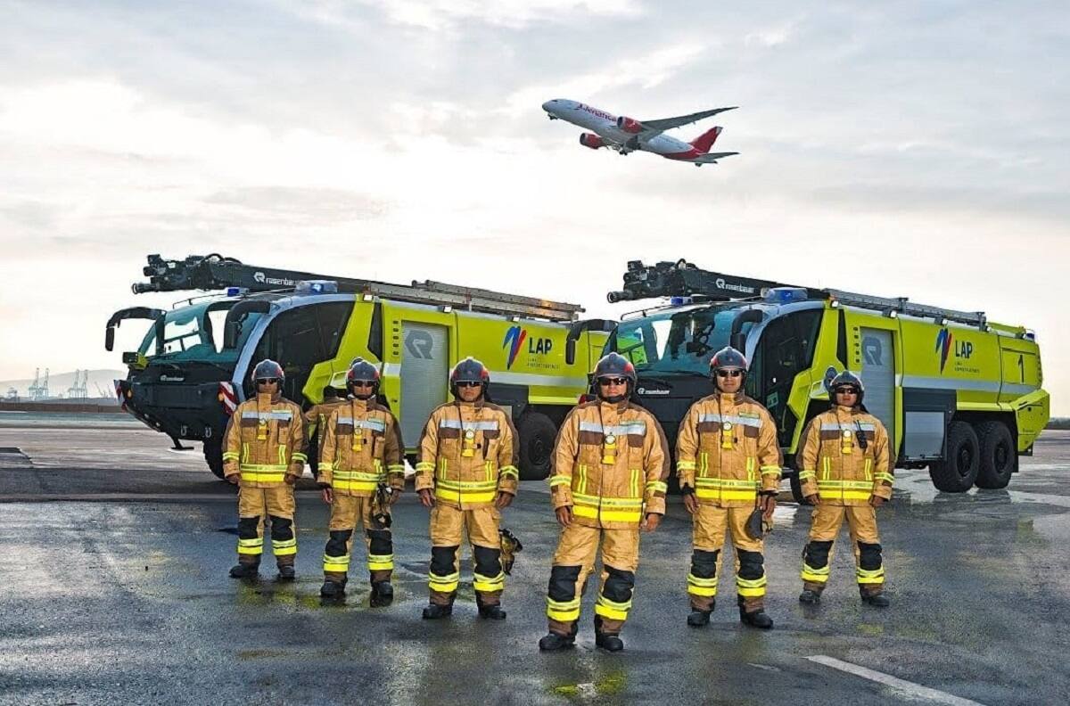 Mueren 2 personas en choque de avión con camión de bomberos en Perú | Video