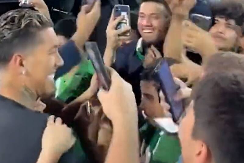 La bienvenida de Roberto Firmino se salió de control. (Captura de video)