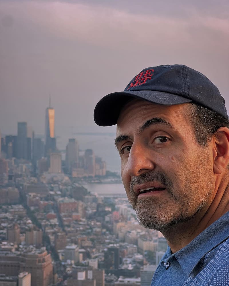 Interpreta al padre de Alexis en la serie.