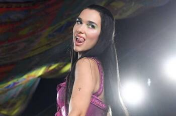 Dua Lipa debutó como modelo de pasarela en el desfile de Versace
