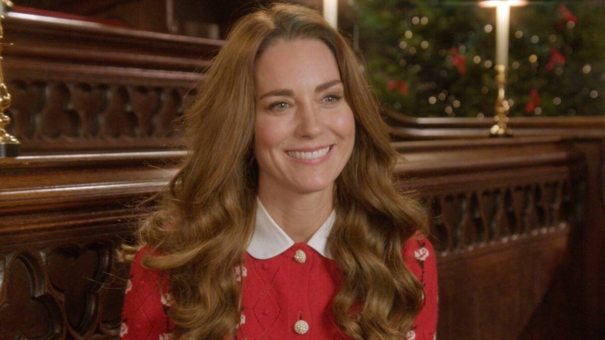 Kate Middlenton recuerda a Lady Di al lucir un cárdigan rojo para especial de Navidad