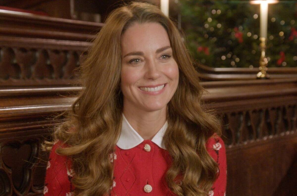 Kate Middlenton recuerda a Lady Di al lucir un cárdigan rojo para especial de Navidad