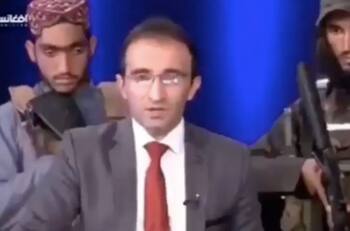 Video: Talibanes rodean a conductor de noticias fuertemente armados ¡De terror!