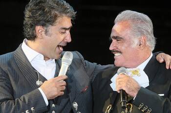 Alejandro Fernández recuerda a su padre durante su primer concierto desde el fallecimiento