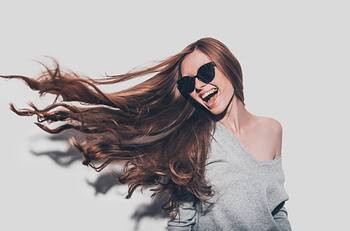 ¿Quieres tener un cabello largo y sano? Incluye estos 5 hábitos en tu rutina de belleza