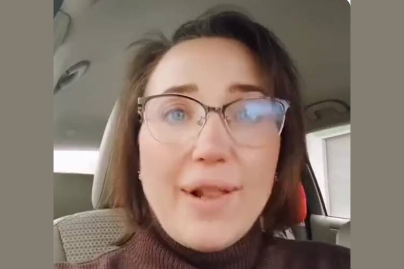 Una mamá vegana muy afectada se enojó porque su hija debe ir al colegio disfrazada de pescadora.