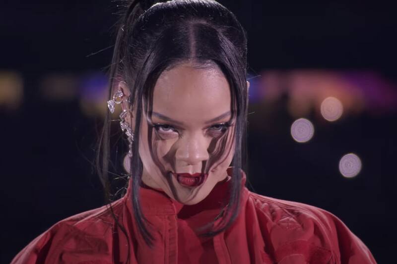 La triunfante presentación de Rihanna en el Super Bowl 2023 vino acompañada de una inesperada noticia.