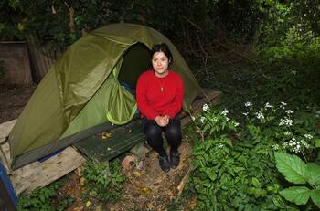Maestra con estudios de doctorado vivió en tienda de campaña por años por un bajo salario