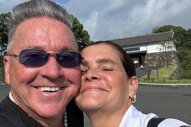 La pareja de viaje por Tokyo