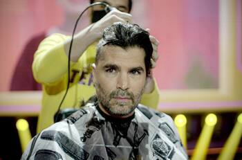 Eduardo Verástegui se rapa para donar su cabello a los niños con cáncer