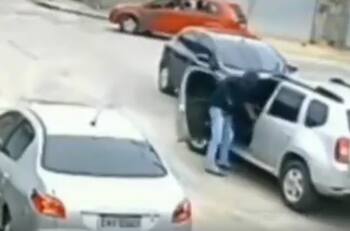 VIDEO | Ladrón intenta robar carro, pero no sabe manejar