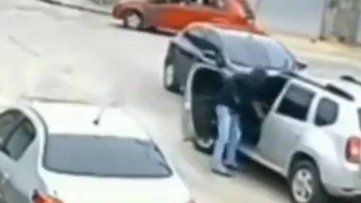 VIDEO | Ladrón intenta robar carro, pero no sabe manejar