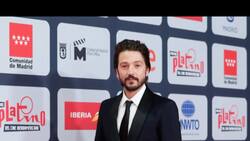 Diego Luna y Marina de Tavira oficializan su amor y desfilan del brazo