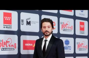 Diego Luna y Marina de Tavira oficializan su amor y desfilan del brazo