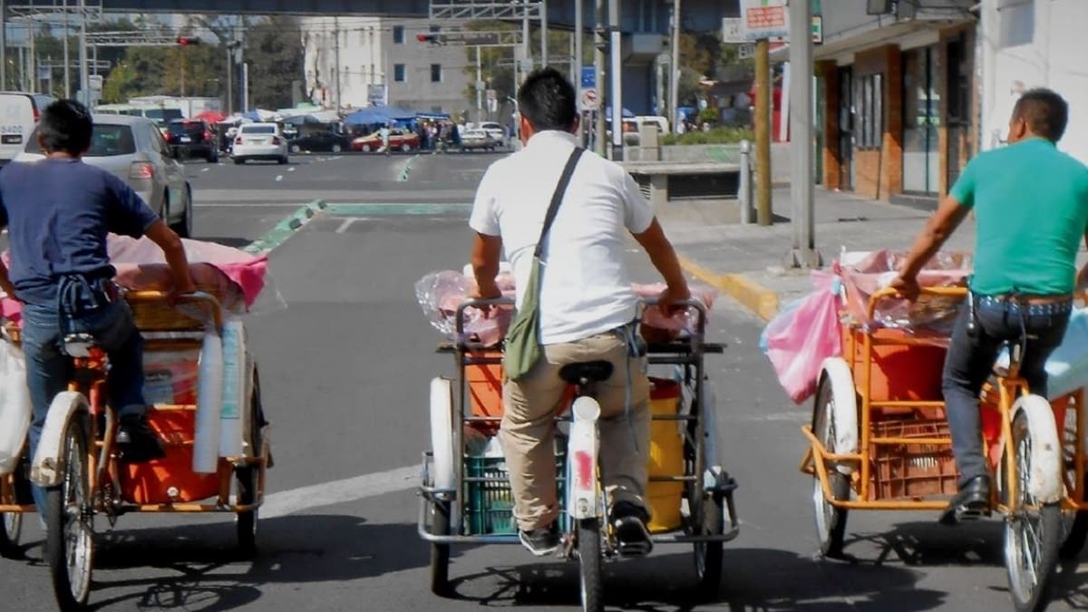 VIDEO: Automovilista arrolló a dos vendedores de café y pan en la Ciudad de México