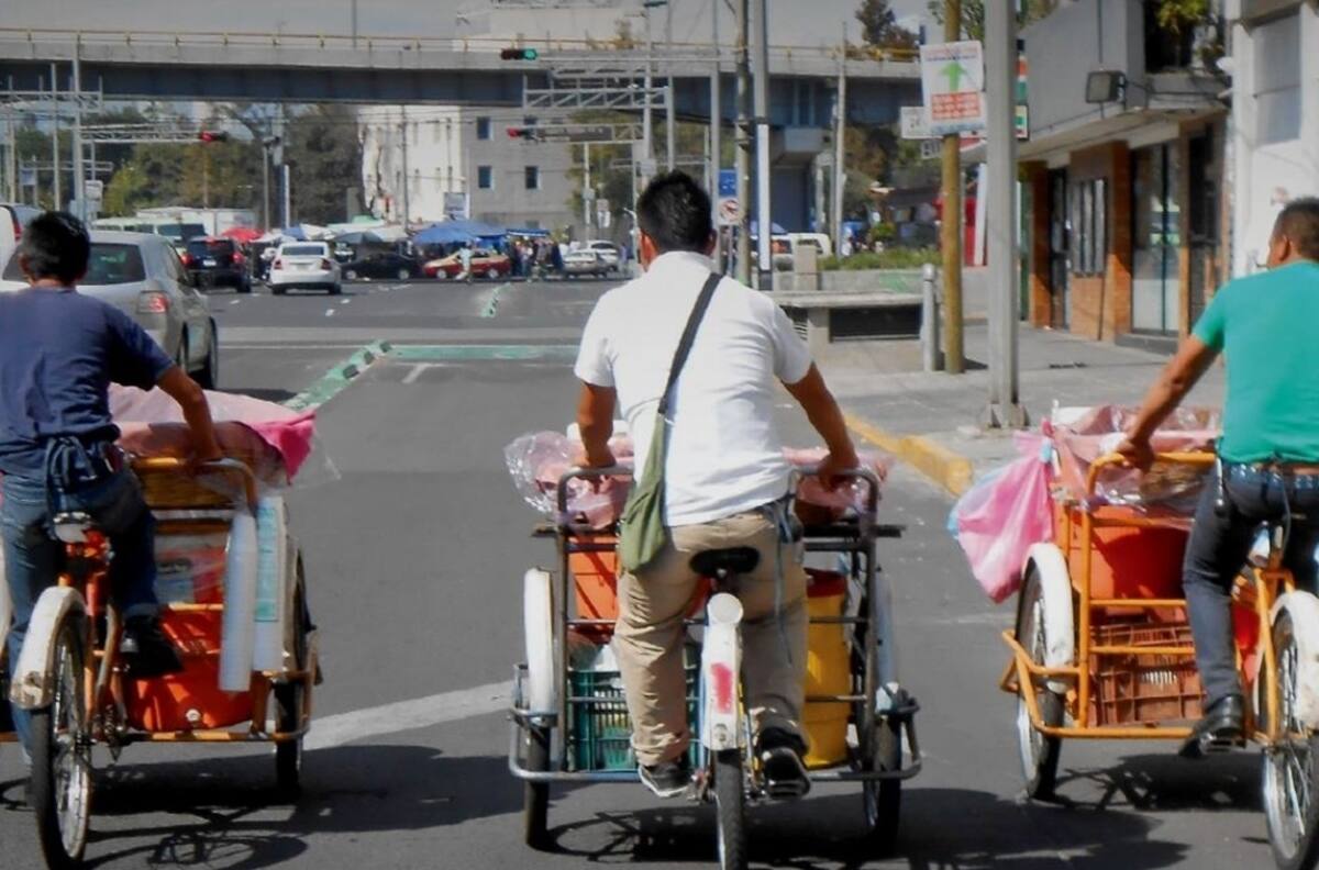 VIDEO: Automovilista arrolló a dos vendedores de café y pan en la Ciudad de México