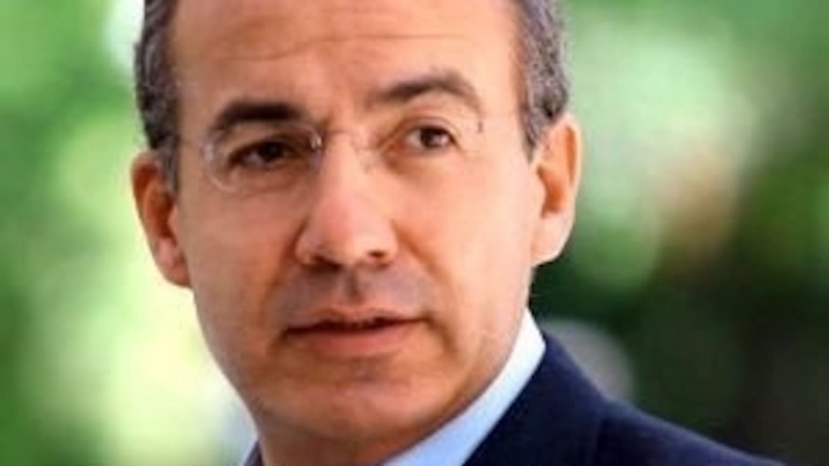 Hospitalizan a Felipe Calderón por Covid-19; su estado no es de gravedad