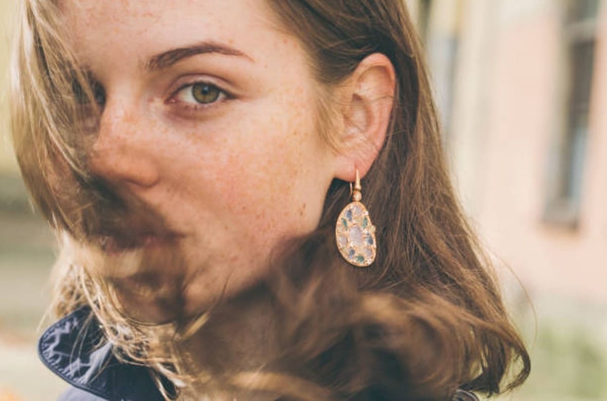 ¿Se cae tu arete cuando estás con tu novio? Este es el significado