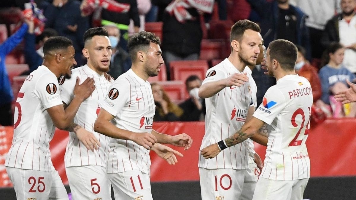 "Tecatito Corona" busca un lugar: La posible alineación del Sevilla ante el West Ham en la Europa League