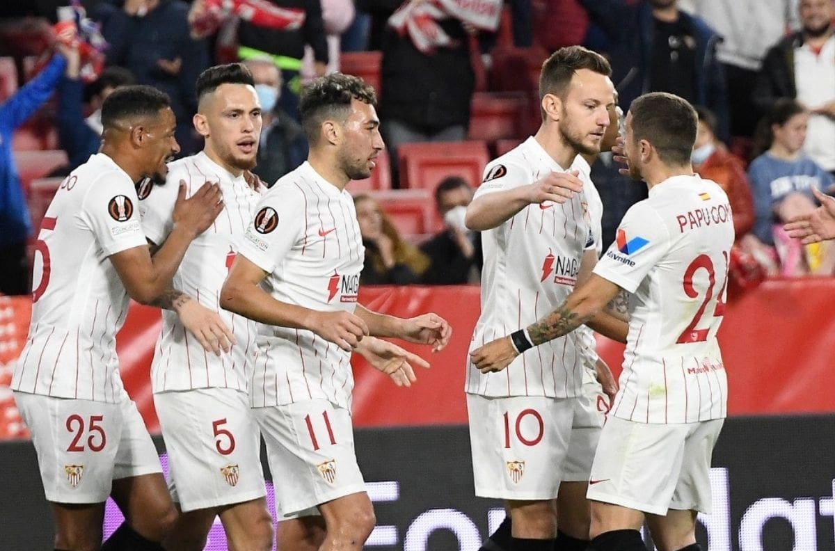 "Tecatito Corona" busca un lugar: La posible alineación del Sevilla ante el West Ham en la Europa League