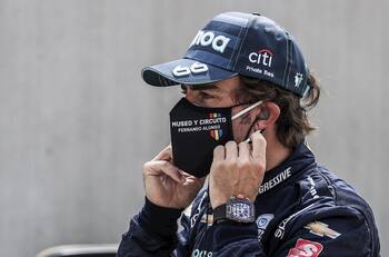 Operan a Fernando Alonso por una fractura en la mandíbula tras ser atropellado