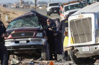 Mexicanos que murieron en accidente en California ingresaron por un agujero de valla fronteriza