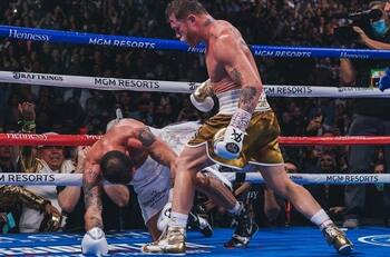 Las emotivas palabras que le dijo "Canelo" ´Álvarez a Caleb Plant al término de su pelea