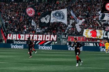 VIDEO | Pelea entre hinchas del Frankfurt y Rangers marca previa de la final de la Europa League