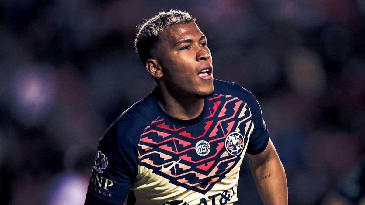 Roger Martínez enciende las alarmas en América, estará fuera la mitad del torneo