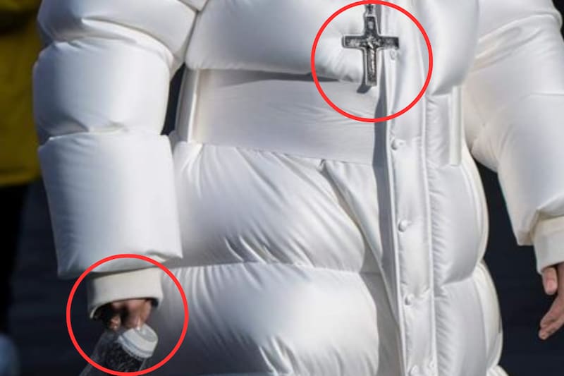 Papa Francisco con chamarra blanca.