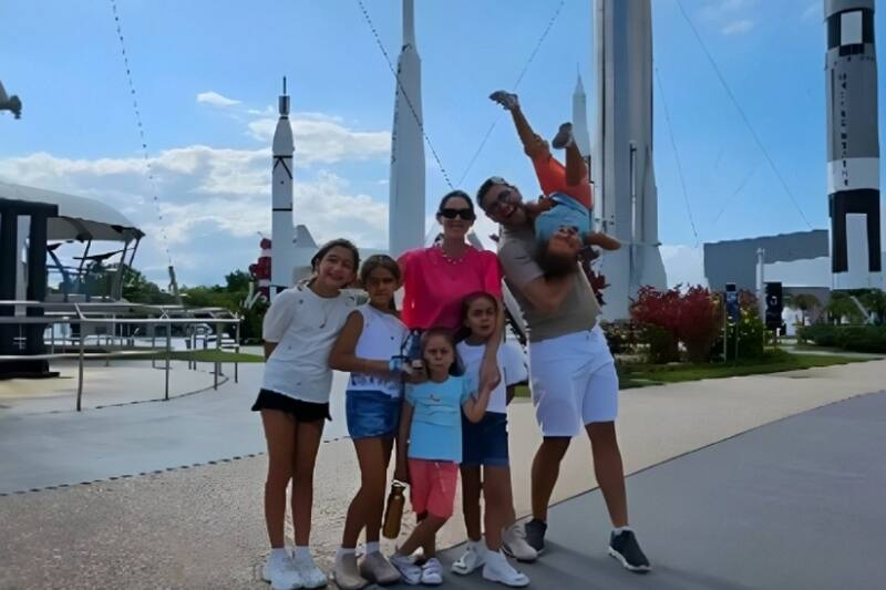 La conductora visitó con su familia la NASA.