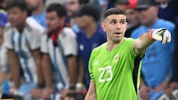 “Se come 3 goles por partido”: Hinchas se burlan de conocido relator argentino por “agrandar” al Dibu Martínez