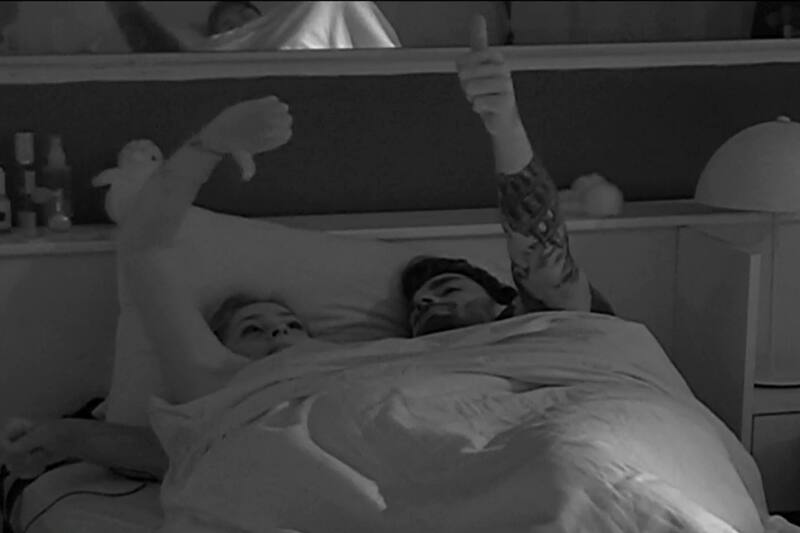 Mientras que Skarleth negó su consentimiento, Jorge se vio bastante seguro de continuar su sesión de besos bajo las sábanas.