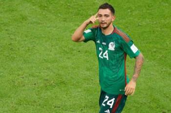 El Pibe Valderrama se rinde a los pies de Luis Chávez tras su actuación en el Mundial de Qatar