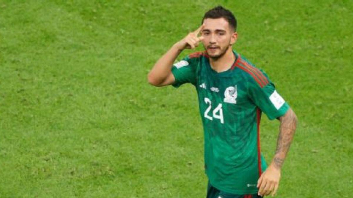 El Pibe Valderrama se rinde a los pies de Luis Chávez tras su actuación en el Mundial de Qatar