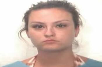 Mujer falsifica certificado de vacunación, escribe que recibió la vacuna "MADERNA"