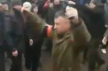 VIDEO: Soldado ruso amenaza con granadas a civiles en Ucrania pidiéndoles que se rindan