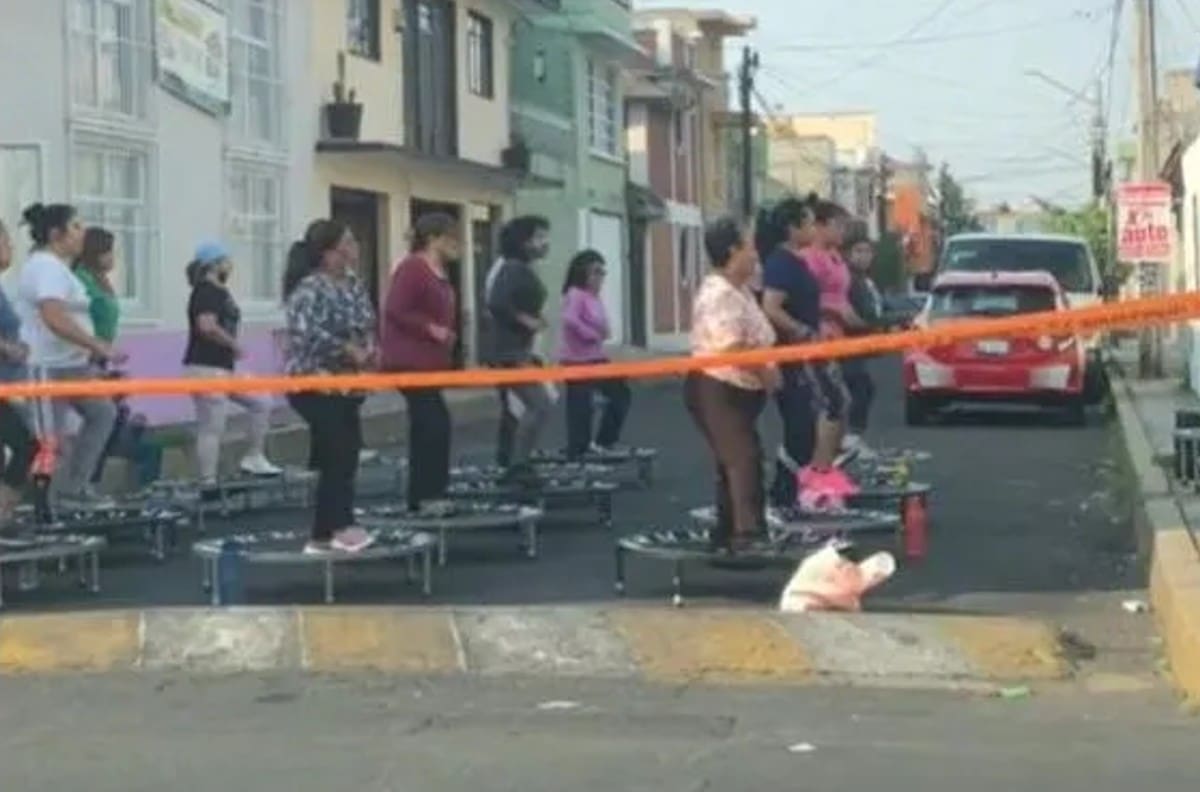 VIDEO | Mujeres cierran la calle para hacer ejercicio y se vuelven virales
