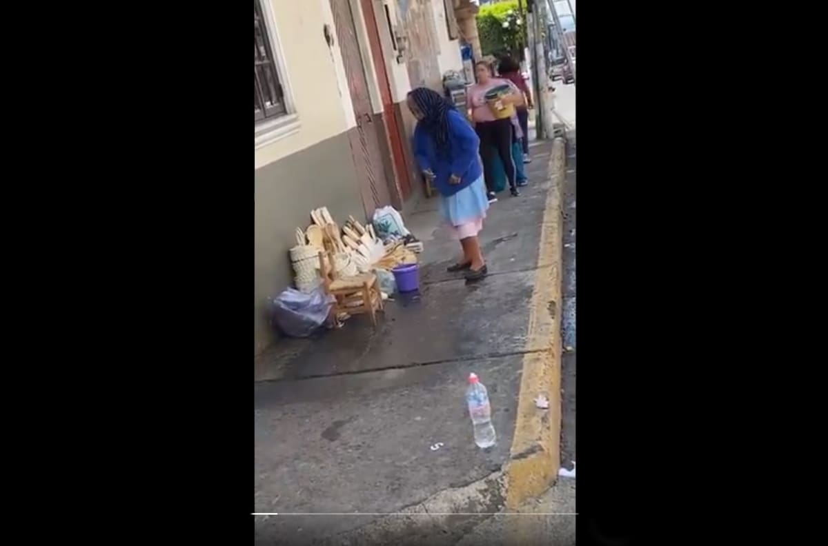 Video: Avientan agua a abuelita que vendía artesanías en la calle