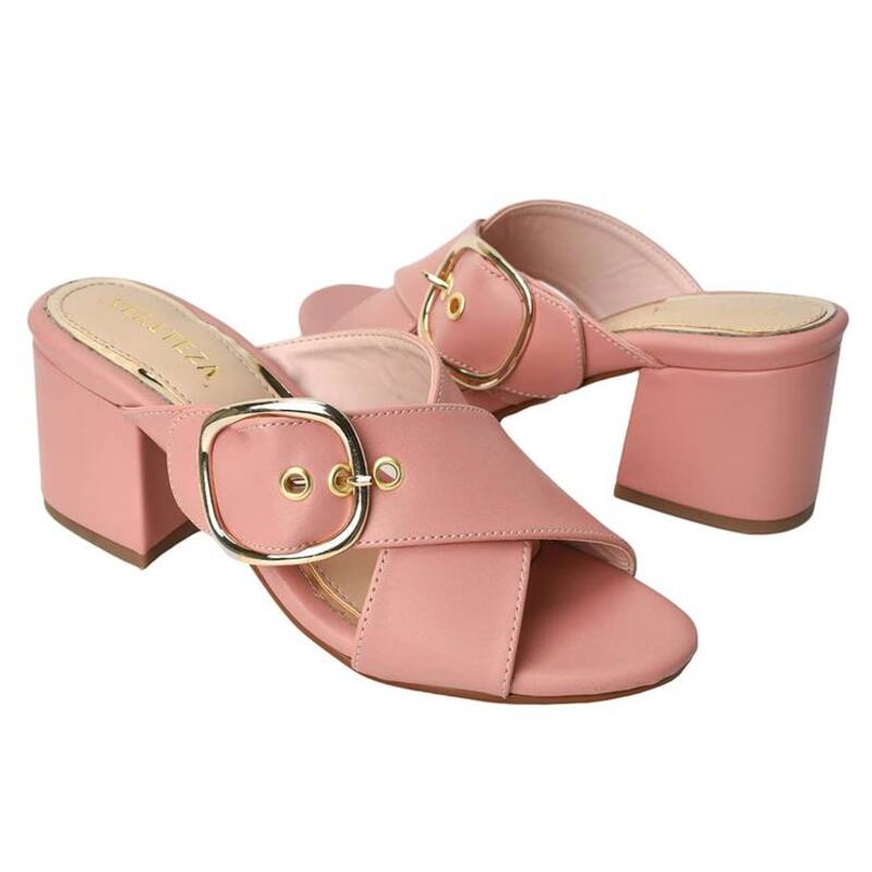 Sandalias de moda en mayo 2023.