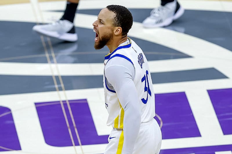 Stephen Curry anotó 50 puntos para encaminar triunfo de Warriors ante Kings.